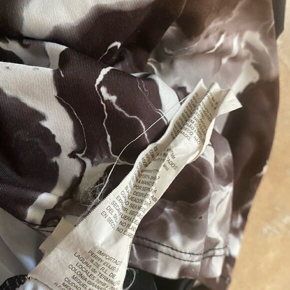 Nike L Padded Printed Active Top - Picture 5 of 5